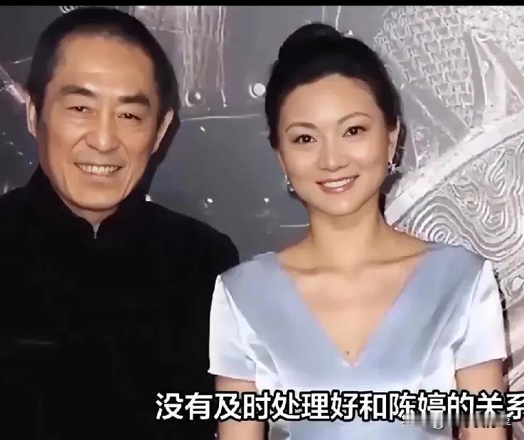 #秋日生活打卡季#一天晚上，陈婷正在炖汤，张艺谋走过去，从后面抱着她：“咱三个孩