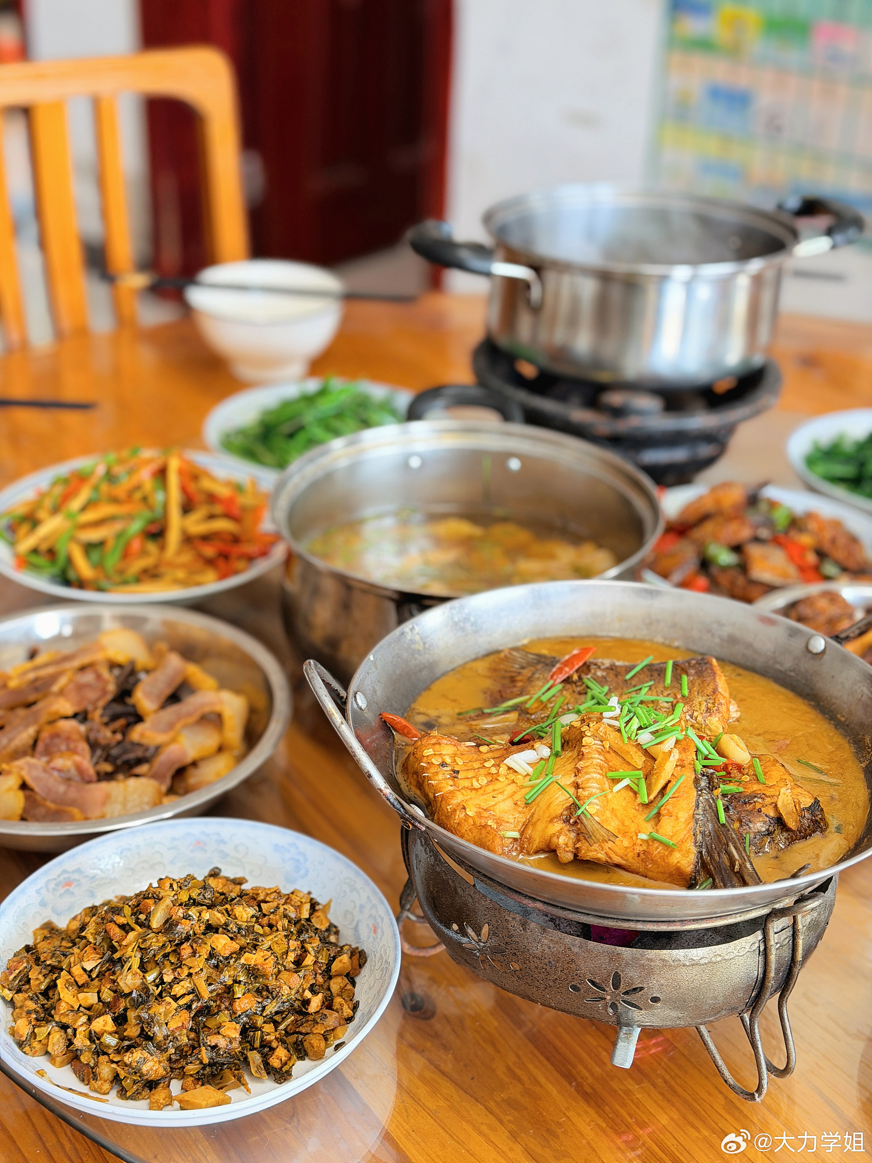 糟糕！！！！待会吃完得跑几圈800米？不管了不管了我先替粉丝们一饱口福