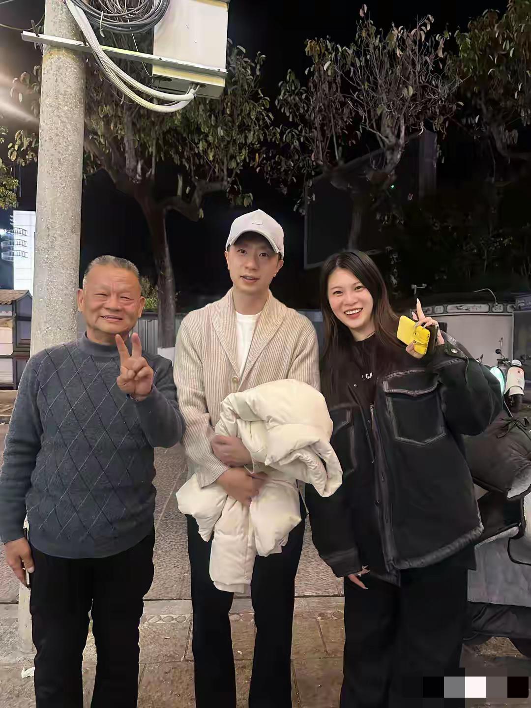 马龙超级帅，和粉丝合影非常热情