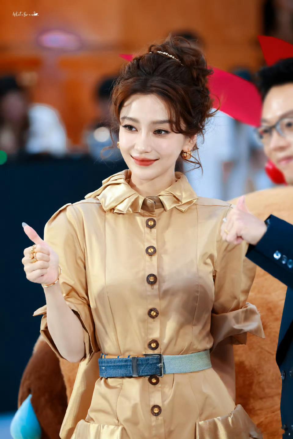 Angelababy直播我女神脸在江山在，好漂亮的盘发，好优越的头骨[抱一抱] 