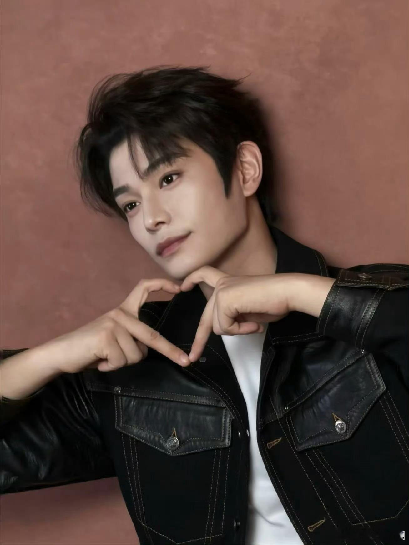 丁禹兮脸颊比心live丁禹兮比心好标准 丁禹兮脸颊比心怎么如此标准，私底下面没少