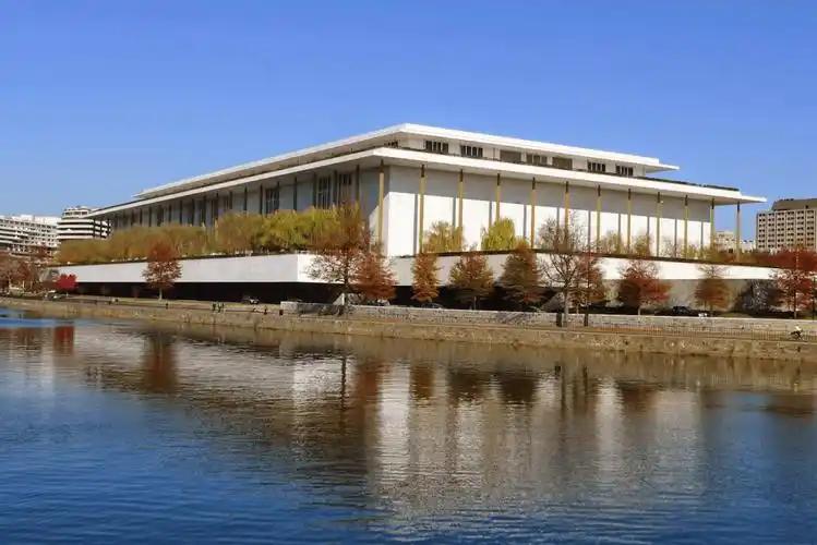 截至我最新的资料（2024年10月），关于“美国肯尼迪中心更名遭民主党反对”的具