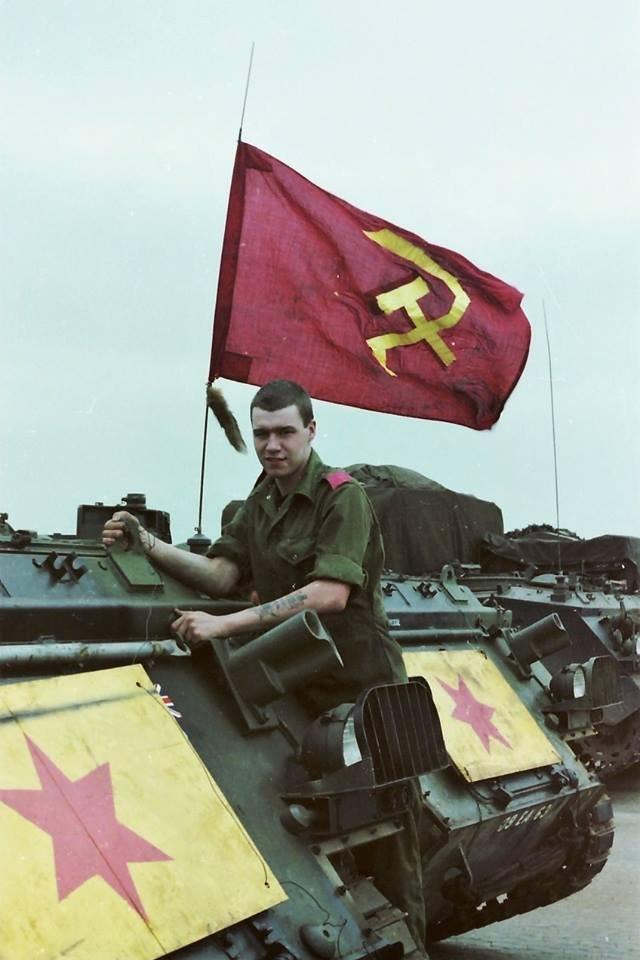 在 20 世纪 80 年代的模拟对抗演习中，英军 FV432 装甲运兵车常被蓝方