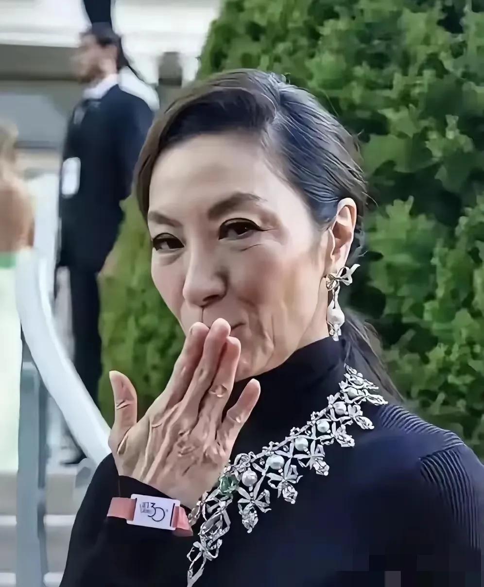 近看杨紫琼，当年武打戏多么的英姿刷爽，现在看一样力量的体现，美丽和矫健并存！