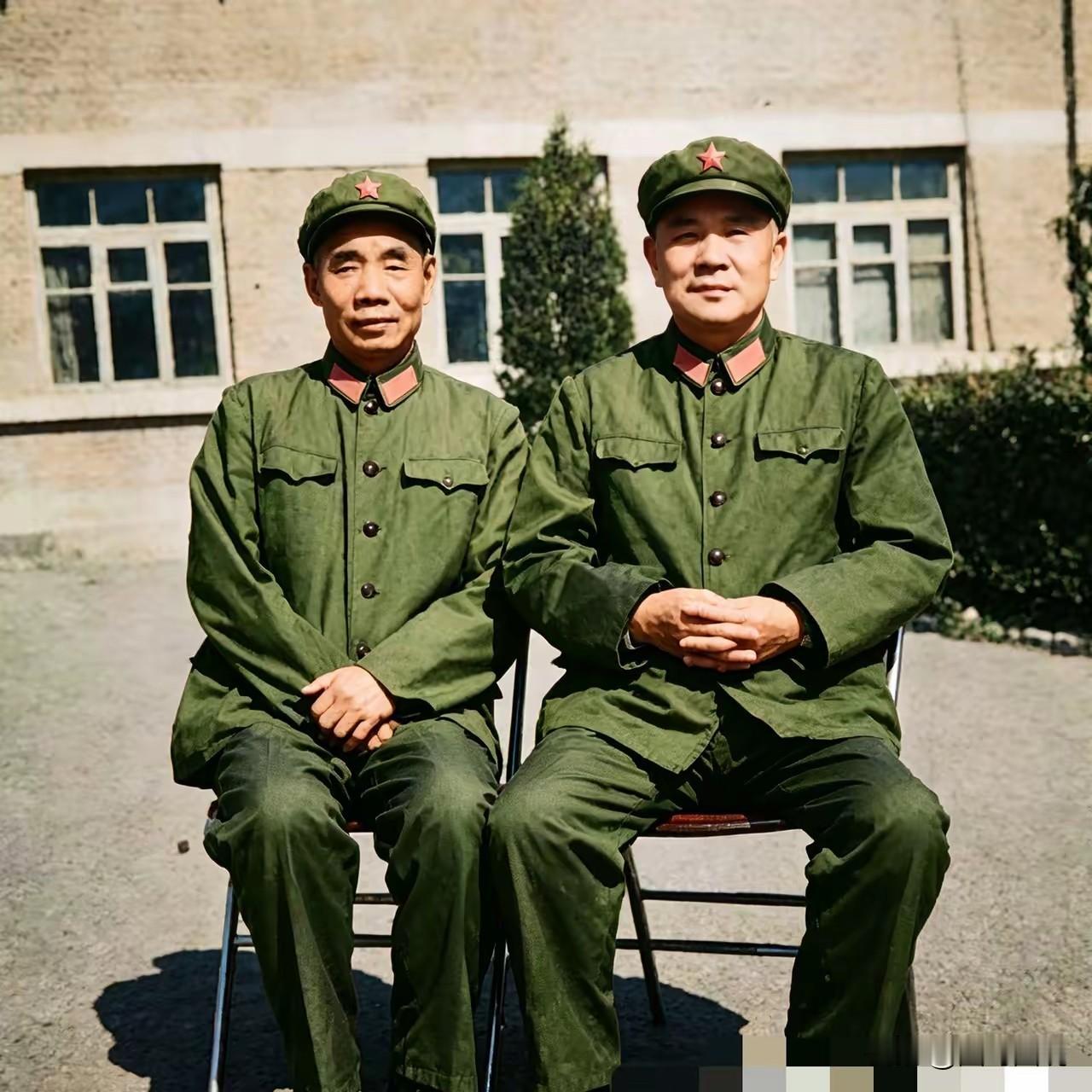 这是一张两位开国将军的珍贵合影，他们分别是刘震上将和吴信泉中将，战争时期刘震历任
