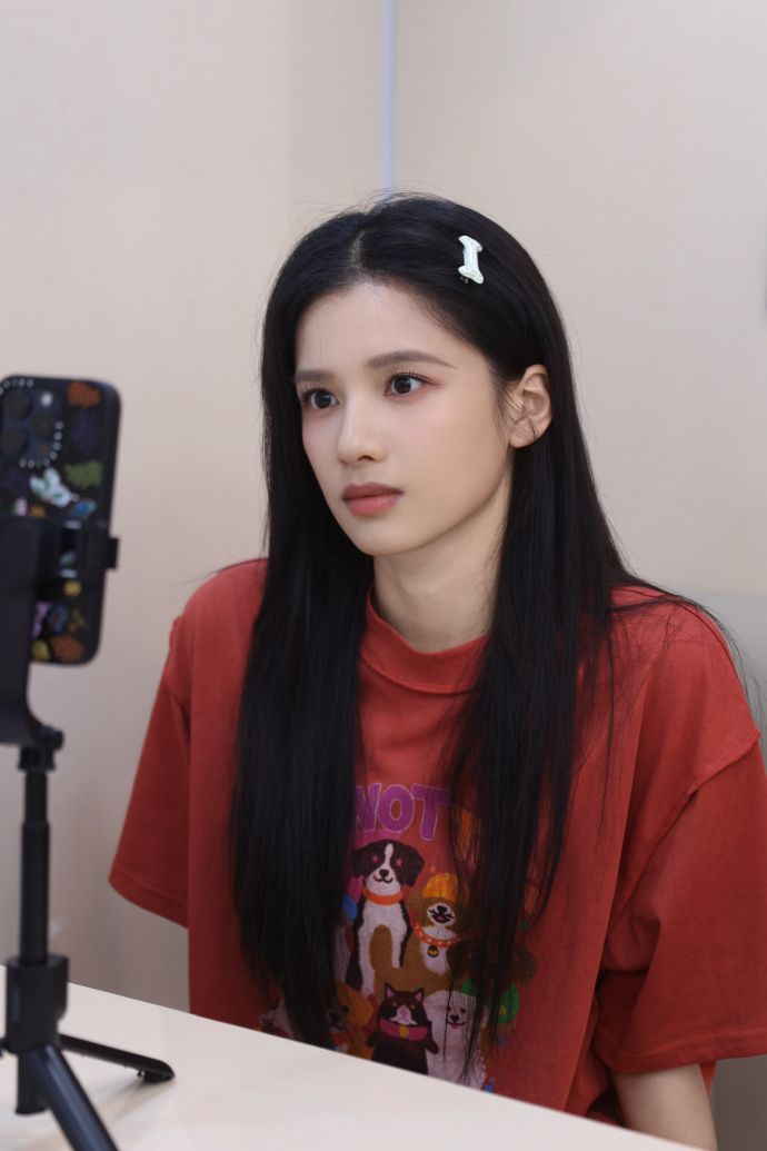 张婧仪把野狗骨头穿在身上张婧仪骨头发卡张婧仪把野狗骨头穿在身上。骨头发卡🦴好萌