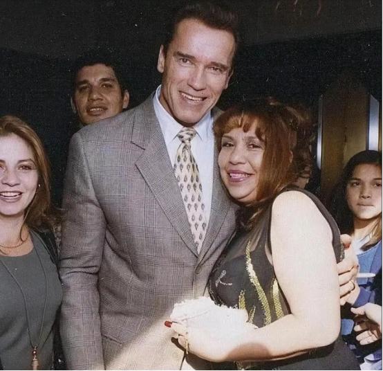 1996年的一天，施瓦辛格在家中休息无事，恰巧看到35岁的女佣正在打扫卫生，因为