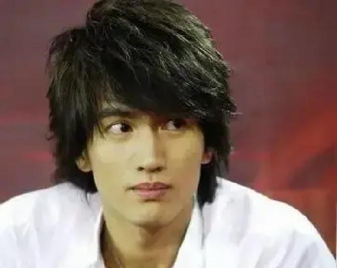 20年后，F4重聚的谈判桌下，藏着一张财务报表。
言承旭刚签下《披荆斩棘》，吴建