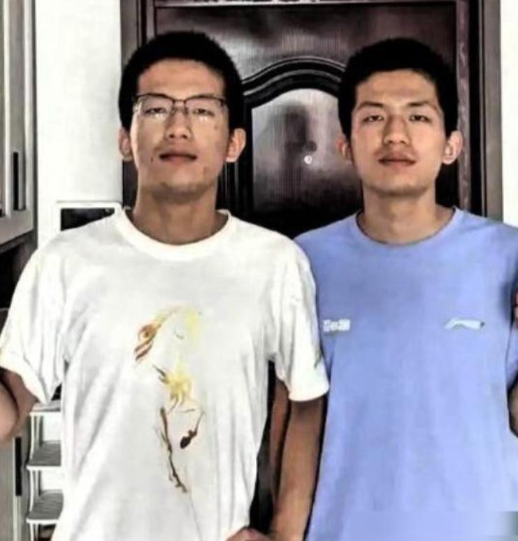一对兄弟俩高考中，哥哥考了698分，弟弟考了697分，哥哥考上了北大，弟弟考上了