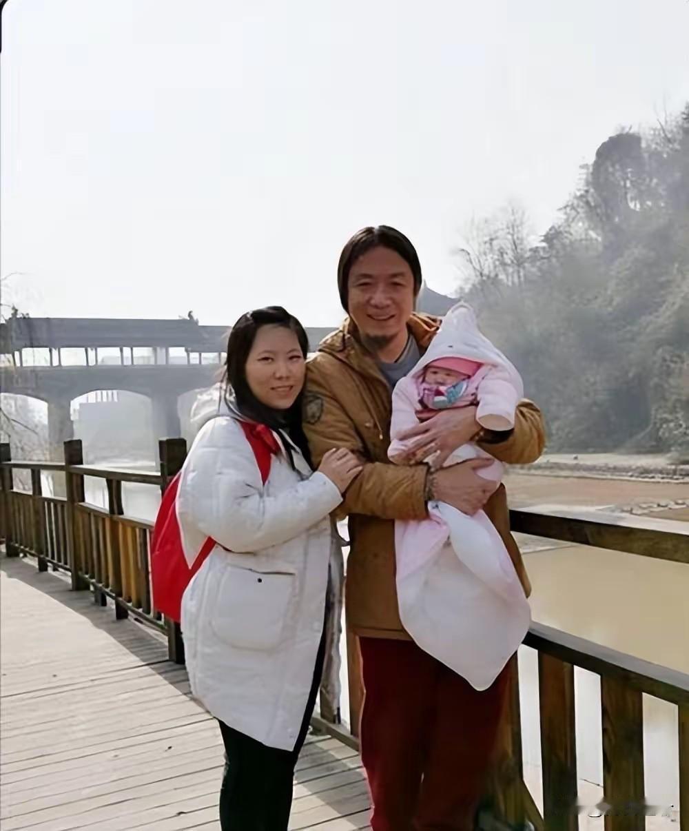 “辞职看世界”的女老师，11年后现状曝光：黯然回乡，老公已分手
 
十一年前，一
