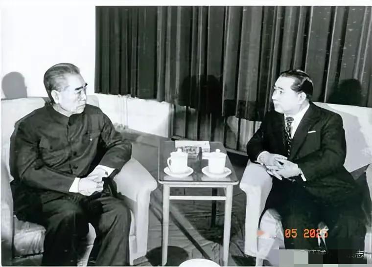 1974年12月
周恩来总理在北京医院，会见日本友人池田大作先生。