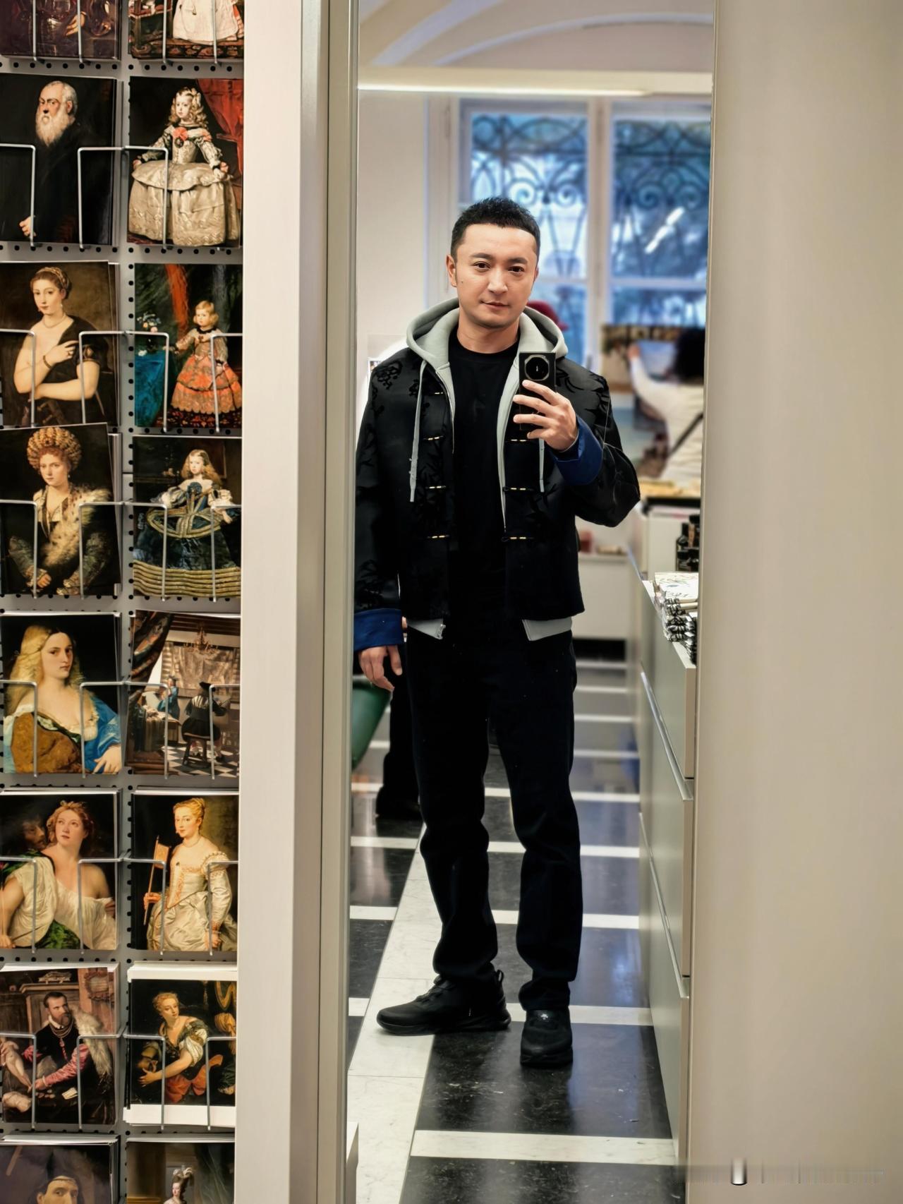 1月2日，央视主持人尼格买提更新动态，并配文“应用艺术博物馆”。

小尼哥结束维