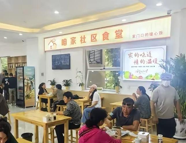 社区食堂异军突起，近日多个小区群里网格员推荐社区食堂的信息引起关注，社区食堂饭菜