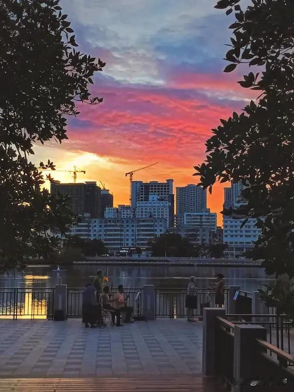 上联:晚霞铺锦绣;
下联:旭日织斑斓。
友友请展示下联 友友请出上联 友友请赏下