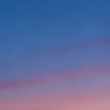 晨光温柔，带来舒适的清晨。新一天，愿你享受清晨，开启美好。 