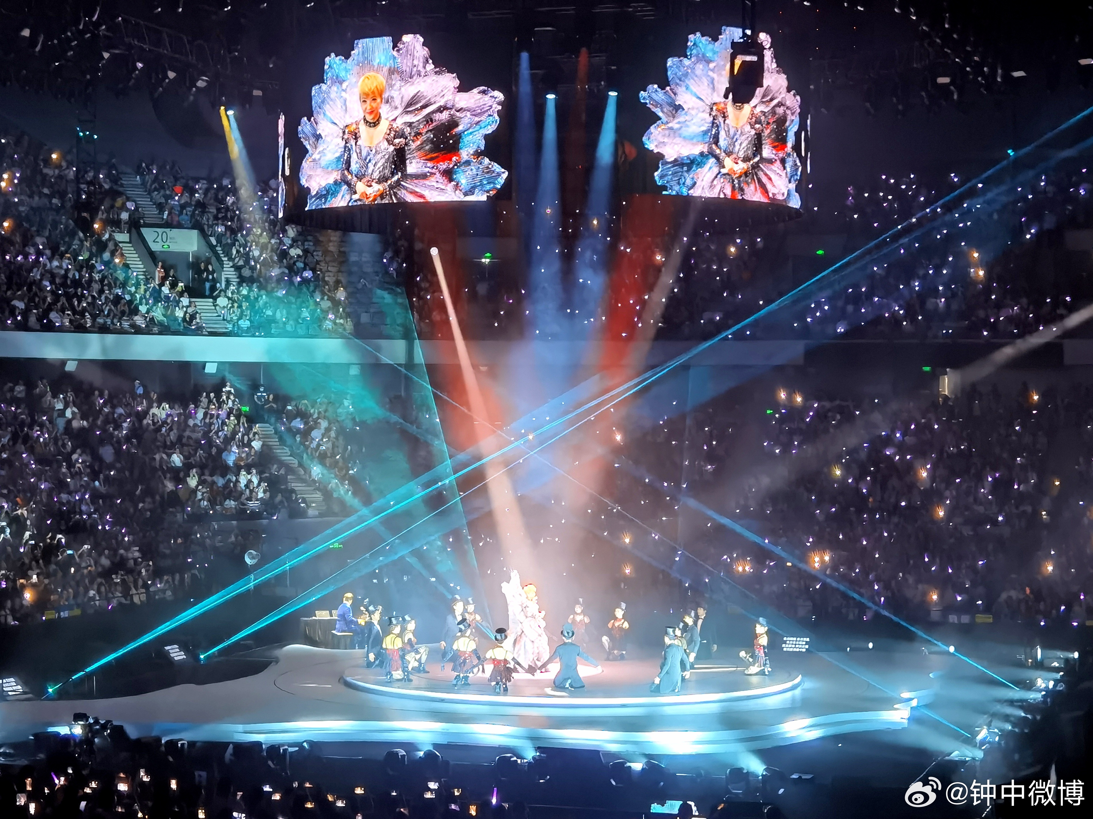 今年是陈慧娴出道40周年，毕业合影后的夜晚陪LD来龙岗大运中心体育馆，看看“认识