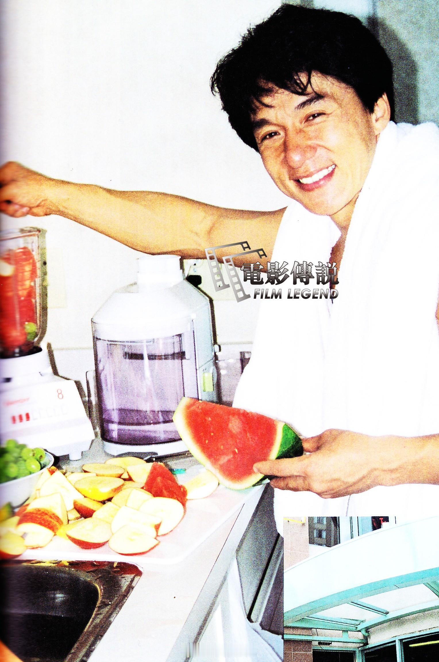 #電影傳說扫描# 1994年，加拿大温哥华，电影《红番区》拍摄期间。#成龙# 起