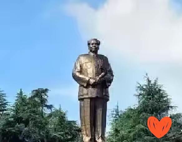 不去毛泽东同志故居不敢信，那里的安静出乎意料。

院子里人不少，却只听得见脚步挪