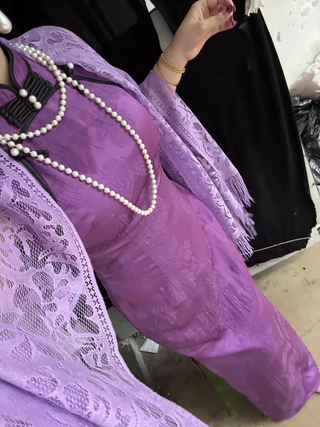 旗袍紫色画报夫人 画报夫人线下体验店，去年超喜欢的紫色旗袍没有面料了，今年有了