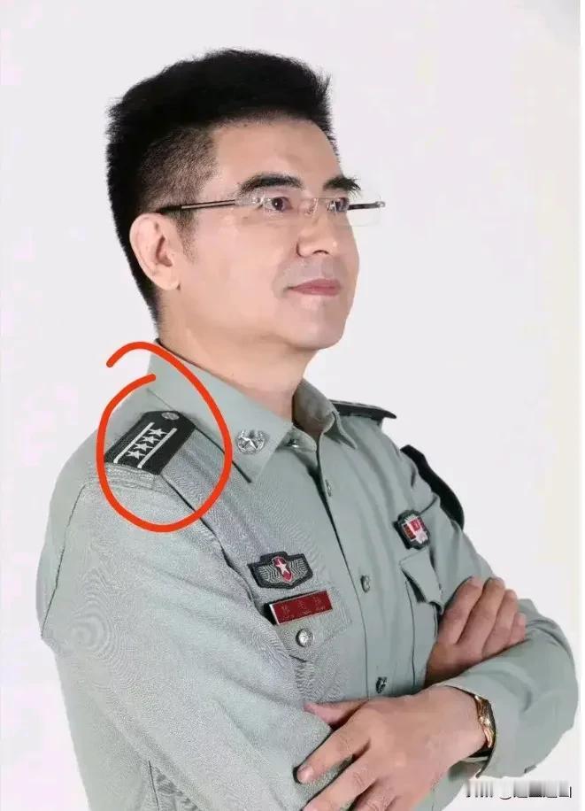 这人怎么越看越像陈某标？他不是著名慈善家吗，何时参军当上大校师长了？好纳闷噢！