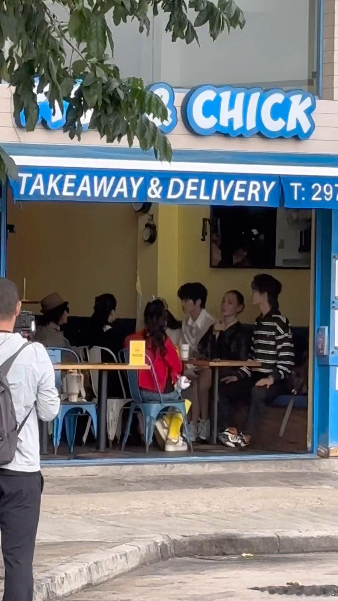 宁静隔了一条马路就饭撒做宁静姐的粉丝也是狠狠幸福了隔了一条马路就饭撒宁静姐也是依