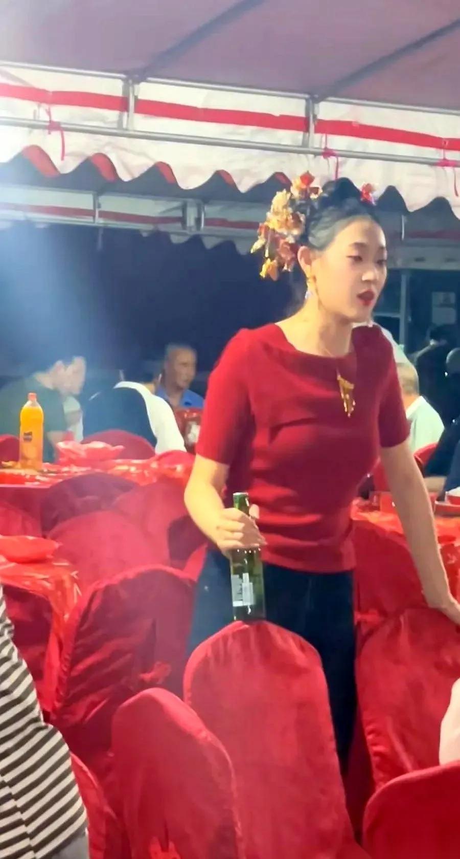 家人们，婚礼现场能有多抓马？我表弟这场婚礼直接给我看傻眼了！婚礼办到一半，新娘子