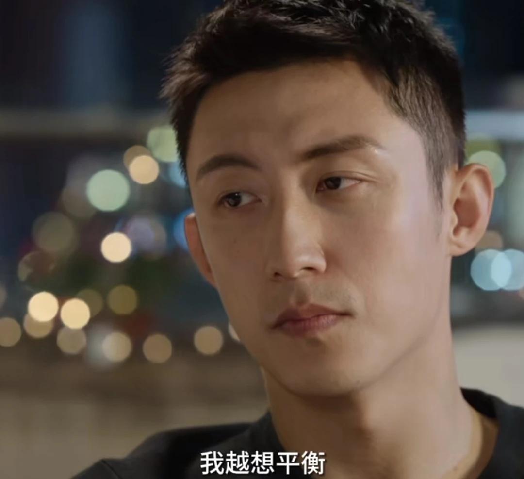 《他从火光中走来》余奇磊是个消防员，建筑坍塌，他负责救人，自己的妻子和女儿也在其