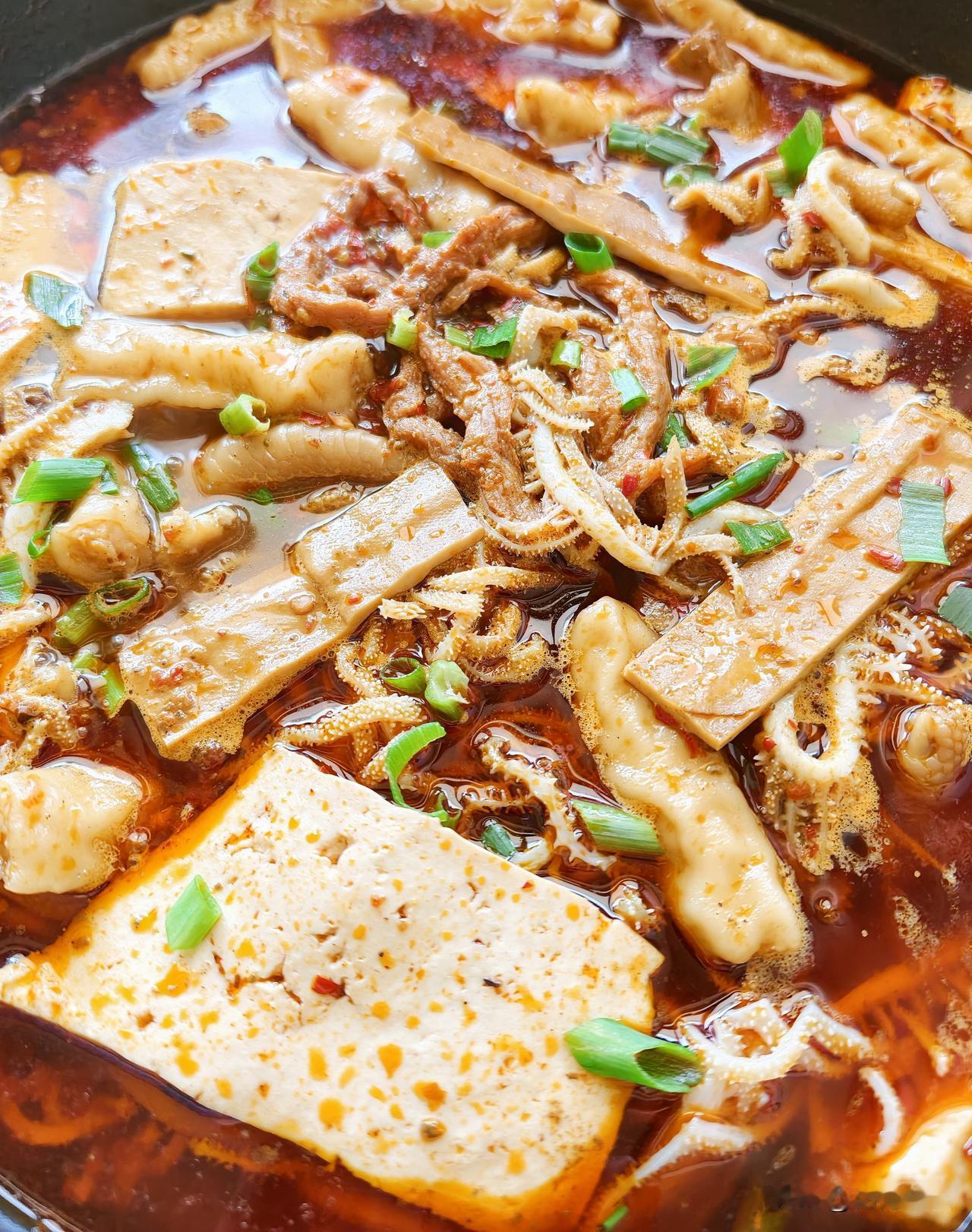 大哥的冷锅鱼是没得盼头喽～还是来吃我这个冒菜比较现实喽～

卤豆皮、豆腐、鸡爪、