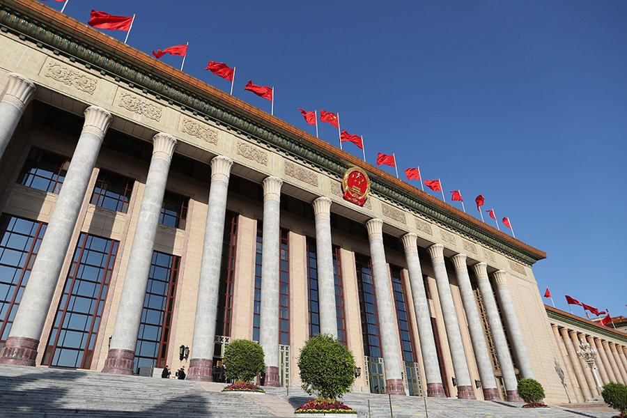 🔻特朗普手持白宫舞厅的施工效果图。🔻太熟悉了，太震撼了。特朗普家族被豁免永久