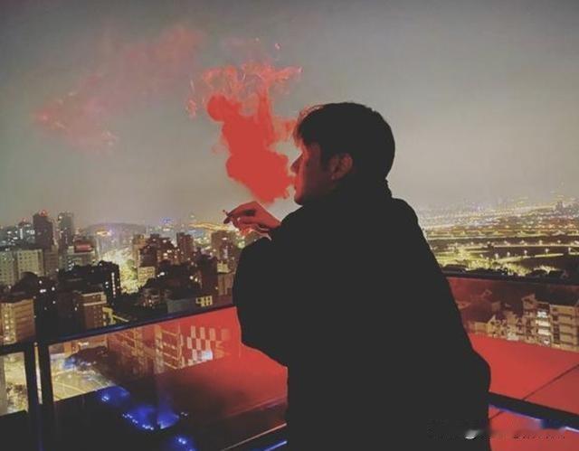 上海的一个男人在自家阳台上正悠闲地吸烟，突然对面楼上一个高音喇叭对他喊：我已忍你