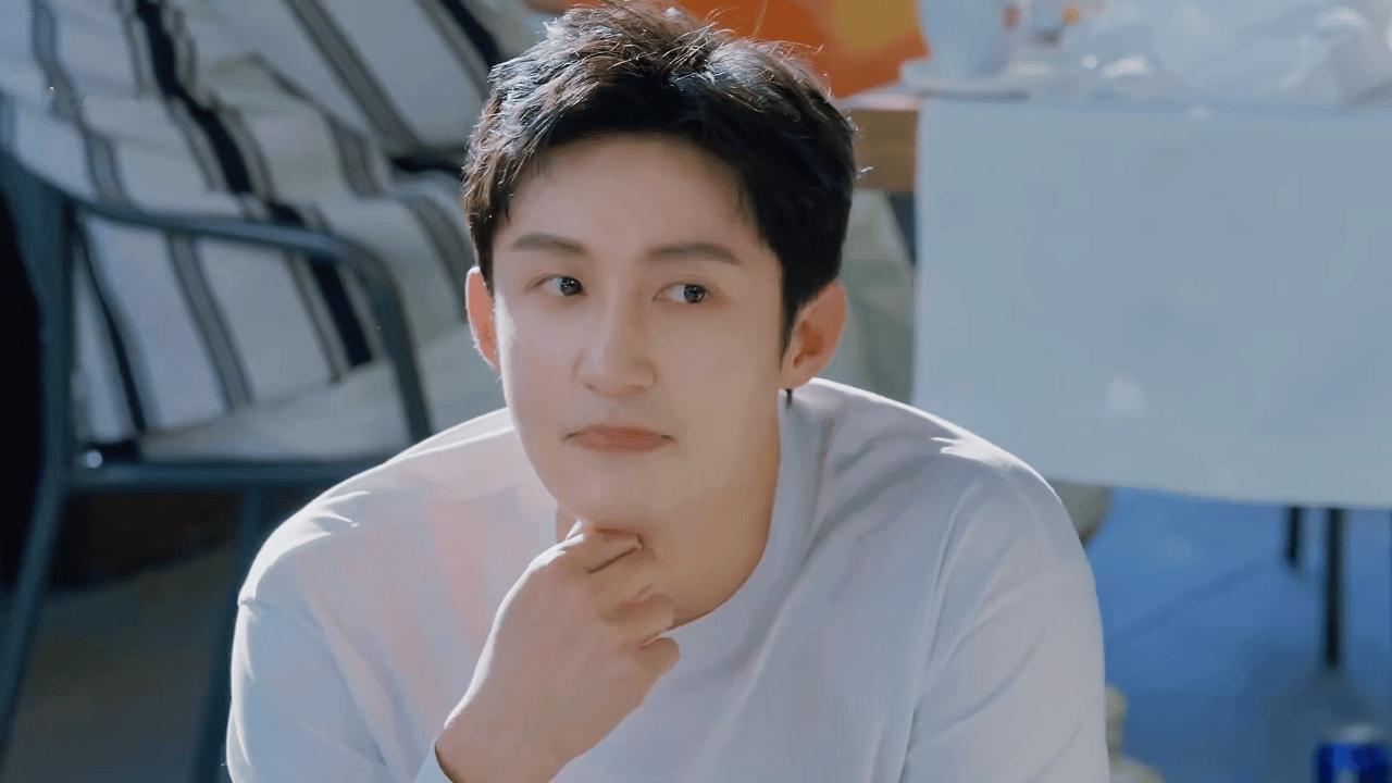 黄景瑜用最简单的方式诠释了什么叫顶级颜值！一件白T，没有复杂的搭配，却能把他骨子