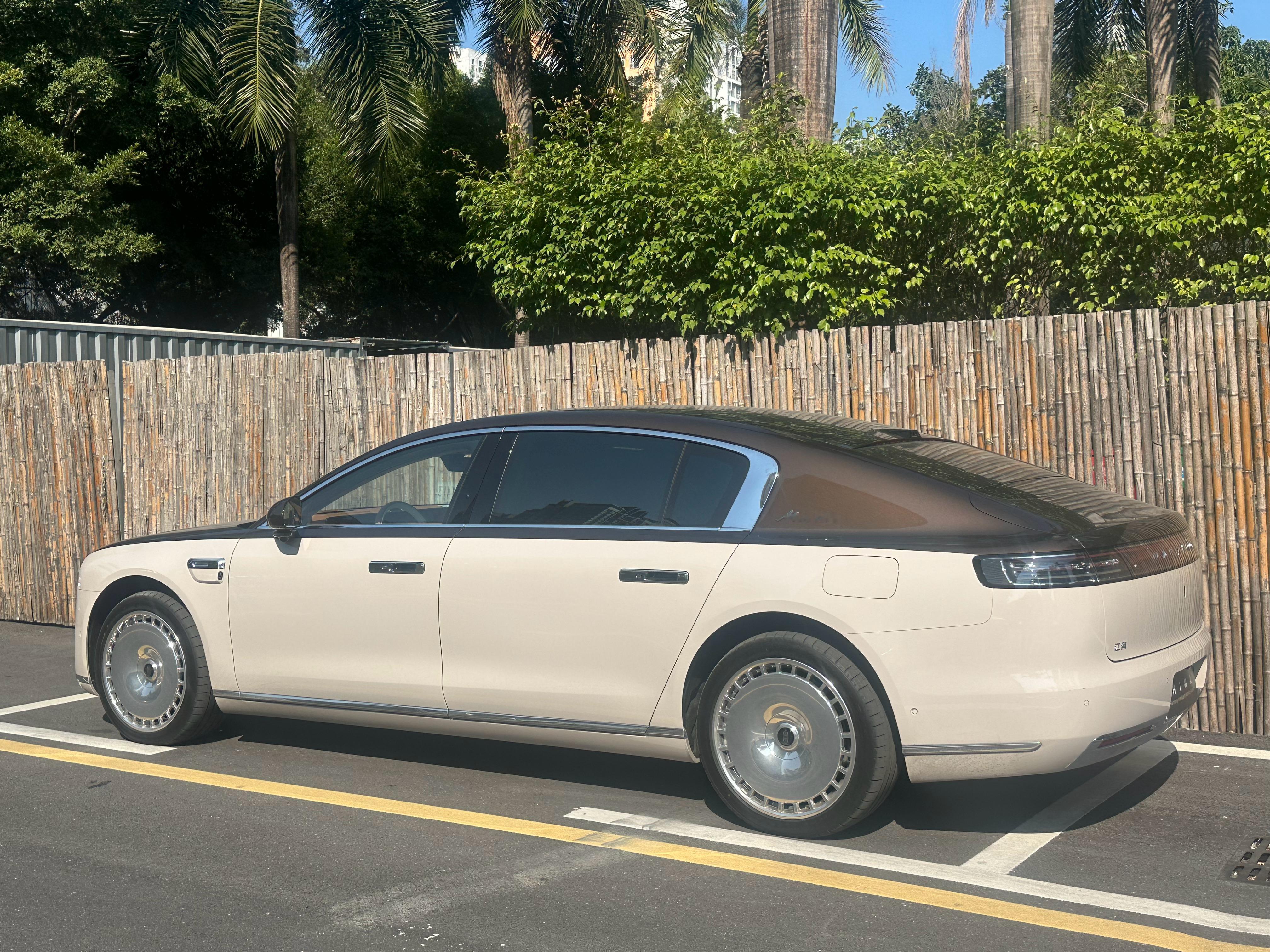 前段时间把尊界S800 给我同学开了一下，他说辅助驾驶太爽了，瞬间他的劳斯莱斯不