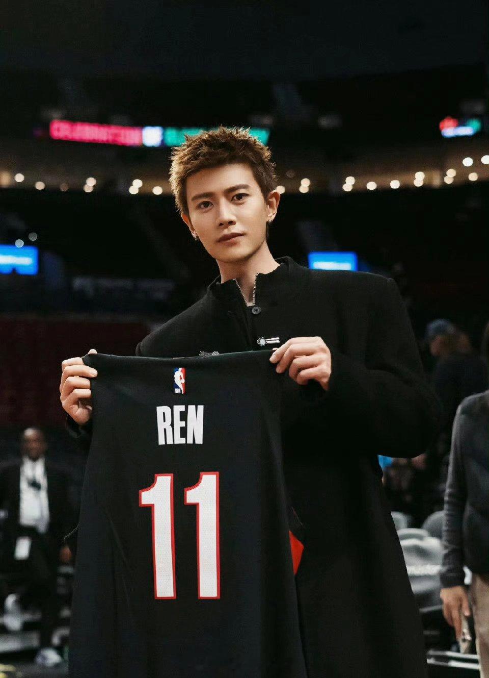 任嘉伦助力杨瀚森NBA赛场上的任嘉伦，小头小脸真帅啊