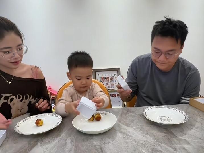很暖心。一家三口玩游戏，掀开盘子吃枣子，三个人一起打开盖子，可爸爸的盘子是空的，
