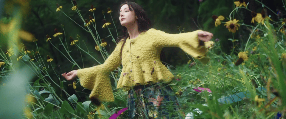 迪丽热巴首个VOGUE单人封面预热，绝美森系 