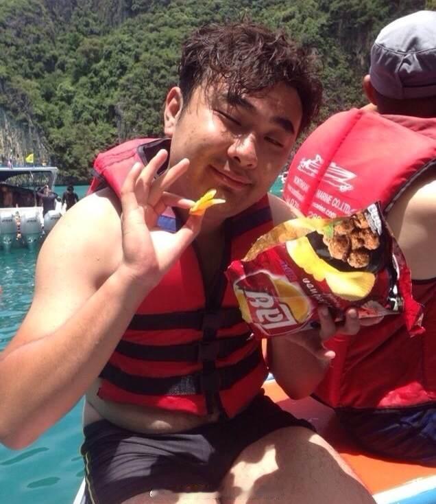 翻了一下老早的朋友圈，我存下来发给大嫂他从厕所直接冲过来质问我:你当年为撒会嫁给