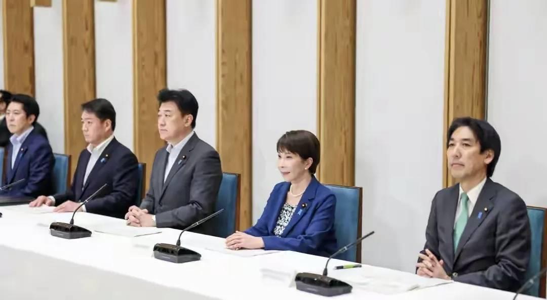 日本现在彻底全员强硬派掌权了！高市早苗新内阁一路往右转，态度特别激进，中日关系直