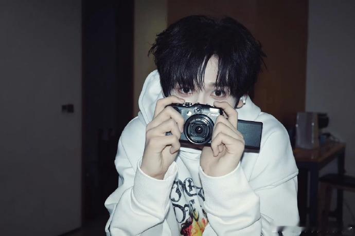 余宇涵直播时说了句超真实的话：“峰峻先别来了，一个人做四个人的活。”这大实话简直