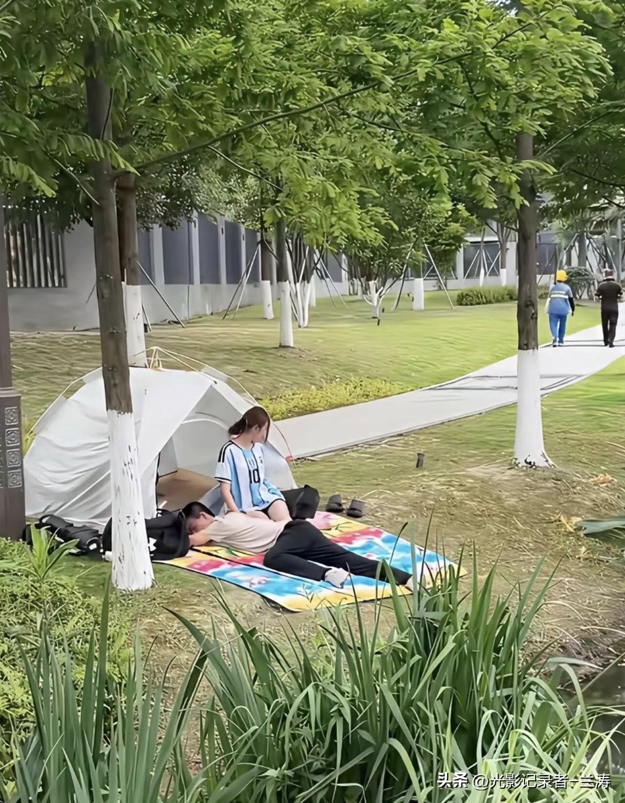 这两位是什么关系？