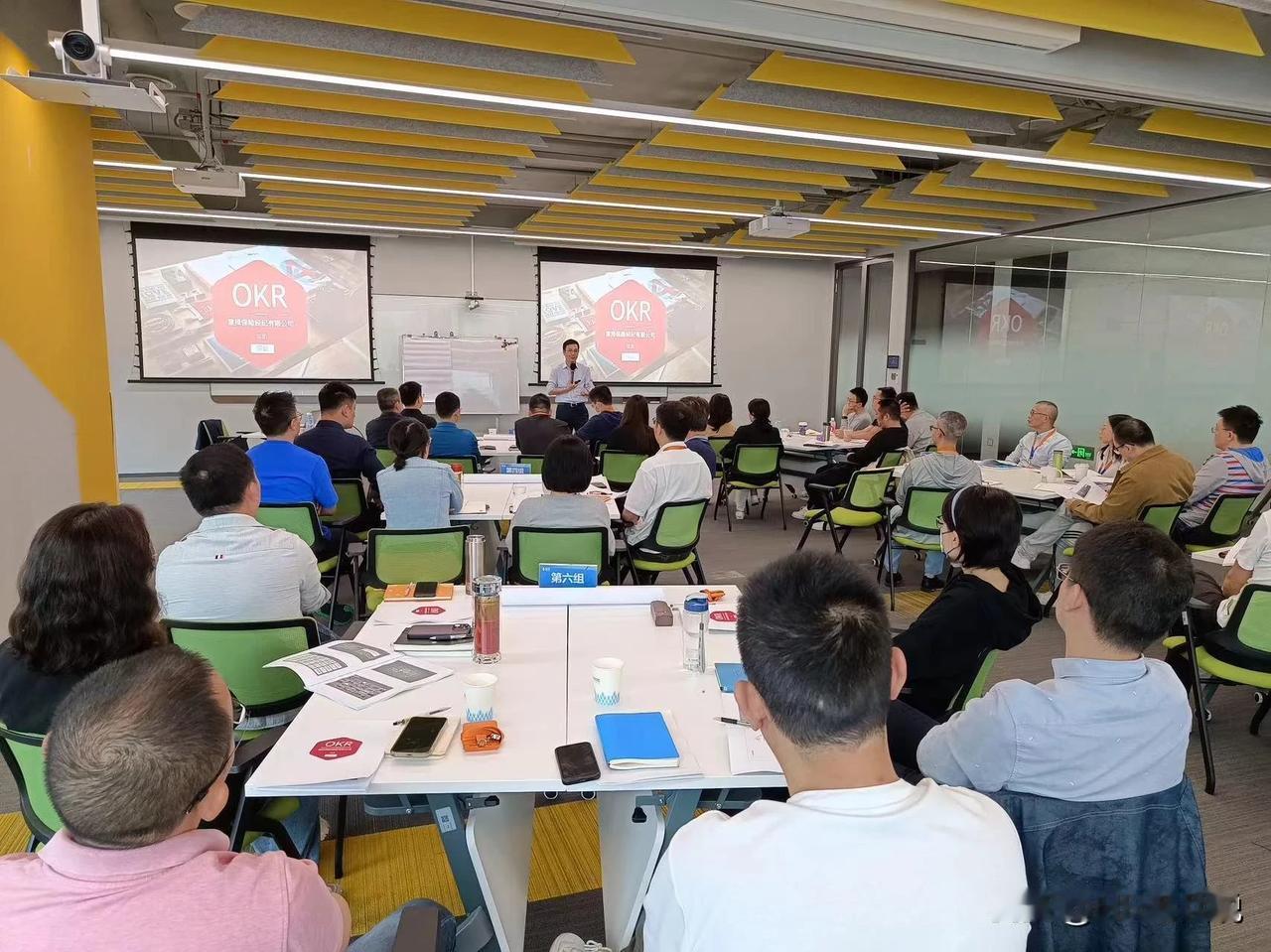 昨天在确认4月考勤的时候，一研发小伙愤怒质问员工关系HR：迟到30分钟扣我半天工