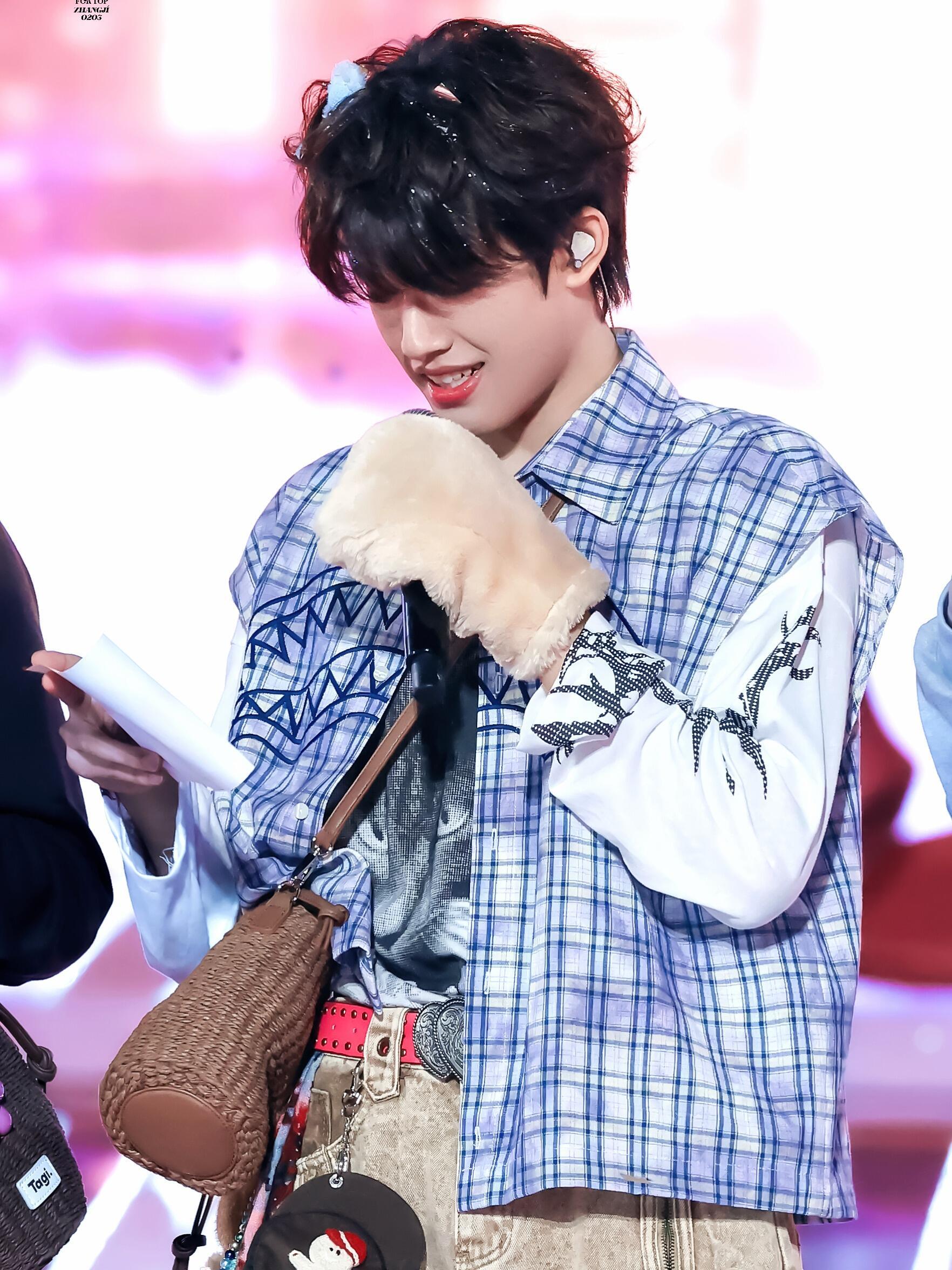 张极百变爱豆，舞台极致反差萌，上一秒A到爆，下一秒可爱鼠了，谁能拒绝这样的小甜豆