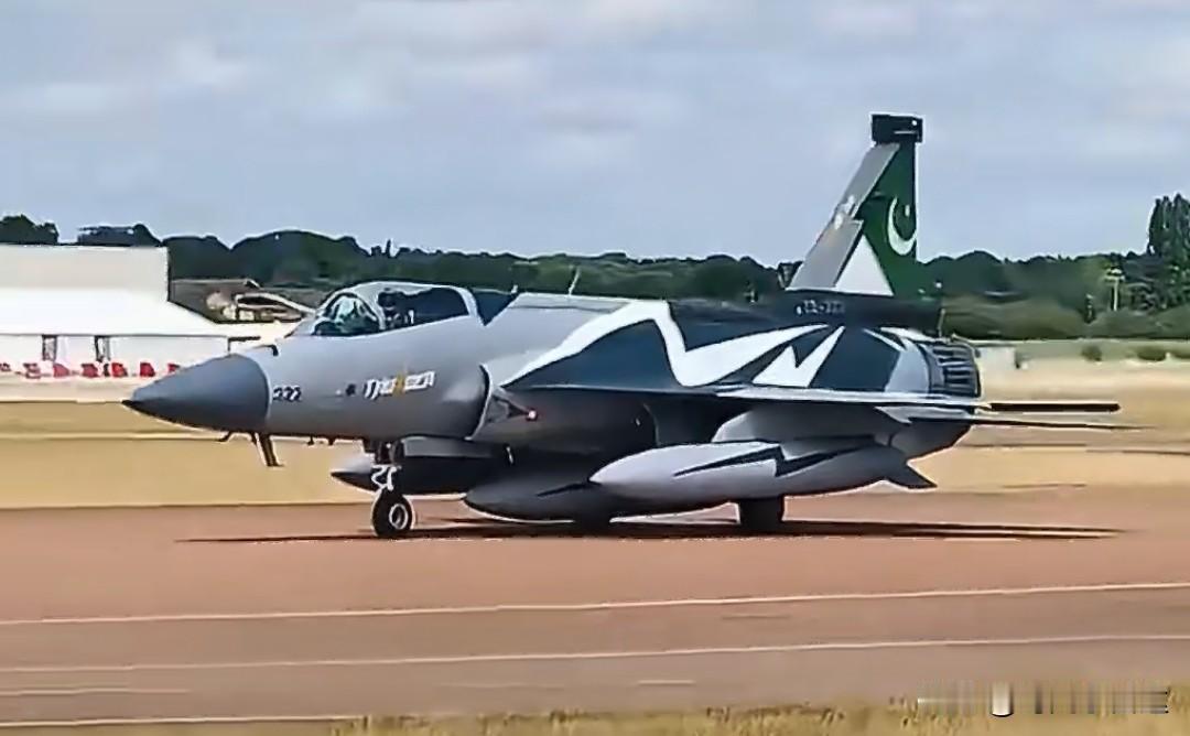 巴基斯坦根据防务协议向沙特阿拉伯部署1.3万名士兵和战斗机：
巴基斯坦已向沙特阿