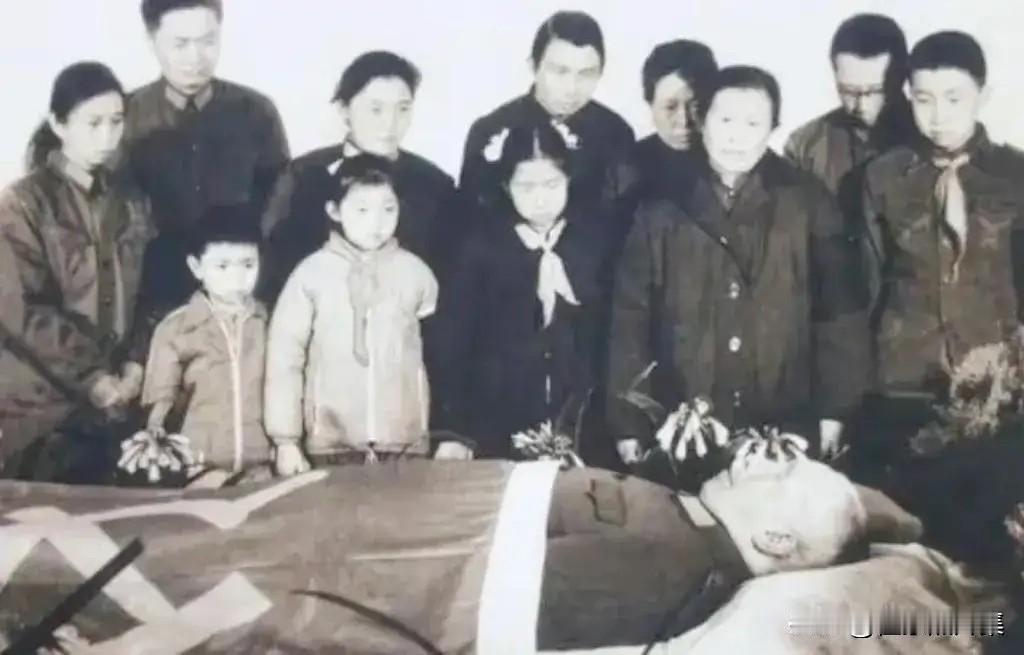 1984年2月5日，粟裕大将因病在北京解放军总医院逝世，享年77岁，图为家人向粟