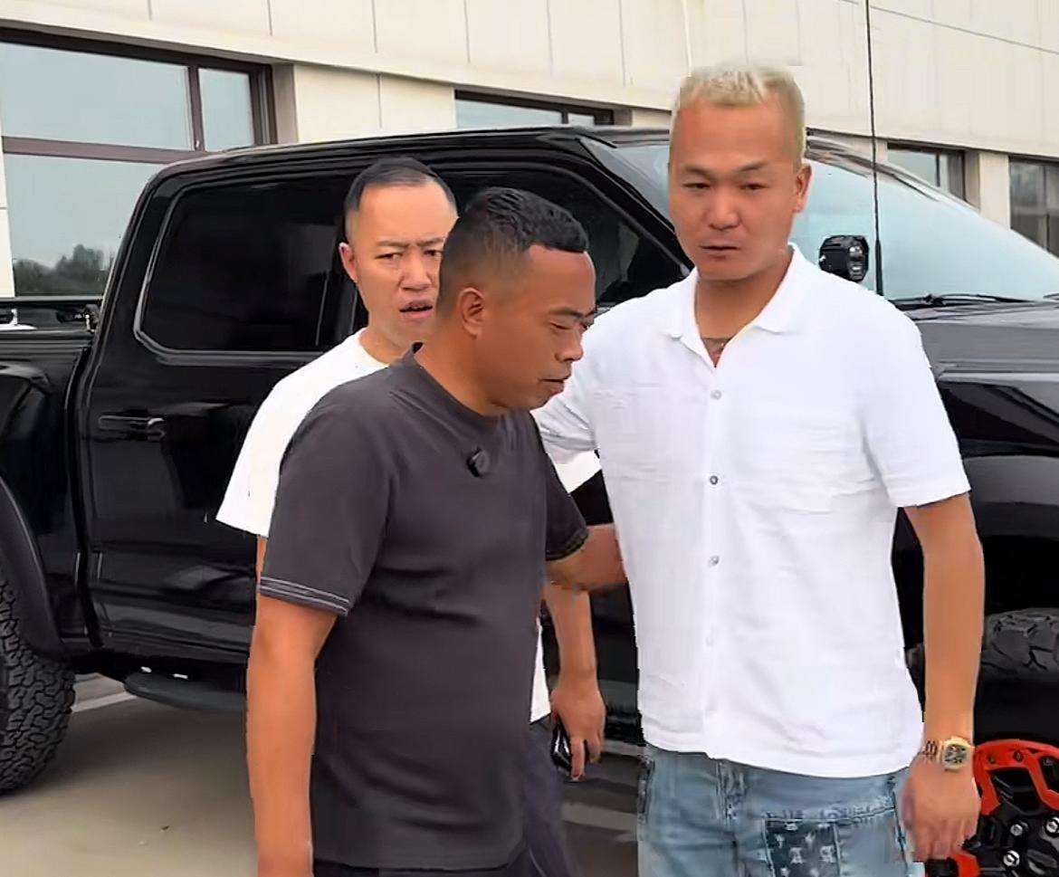 吉林“狗王”潘宏真的是闷声发大财！
一天平均出货量高达60吨（狗粮），这还不算“