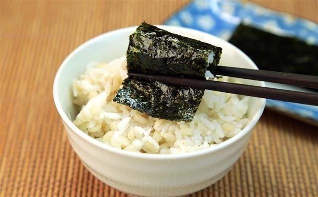 在现代饮食中，米饭、馒头和面条是大多数人餐桌上的常见主食，它们对血糖的影响却不尽