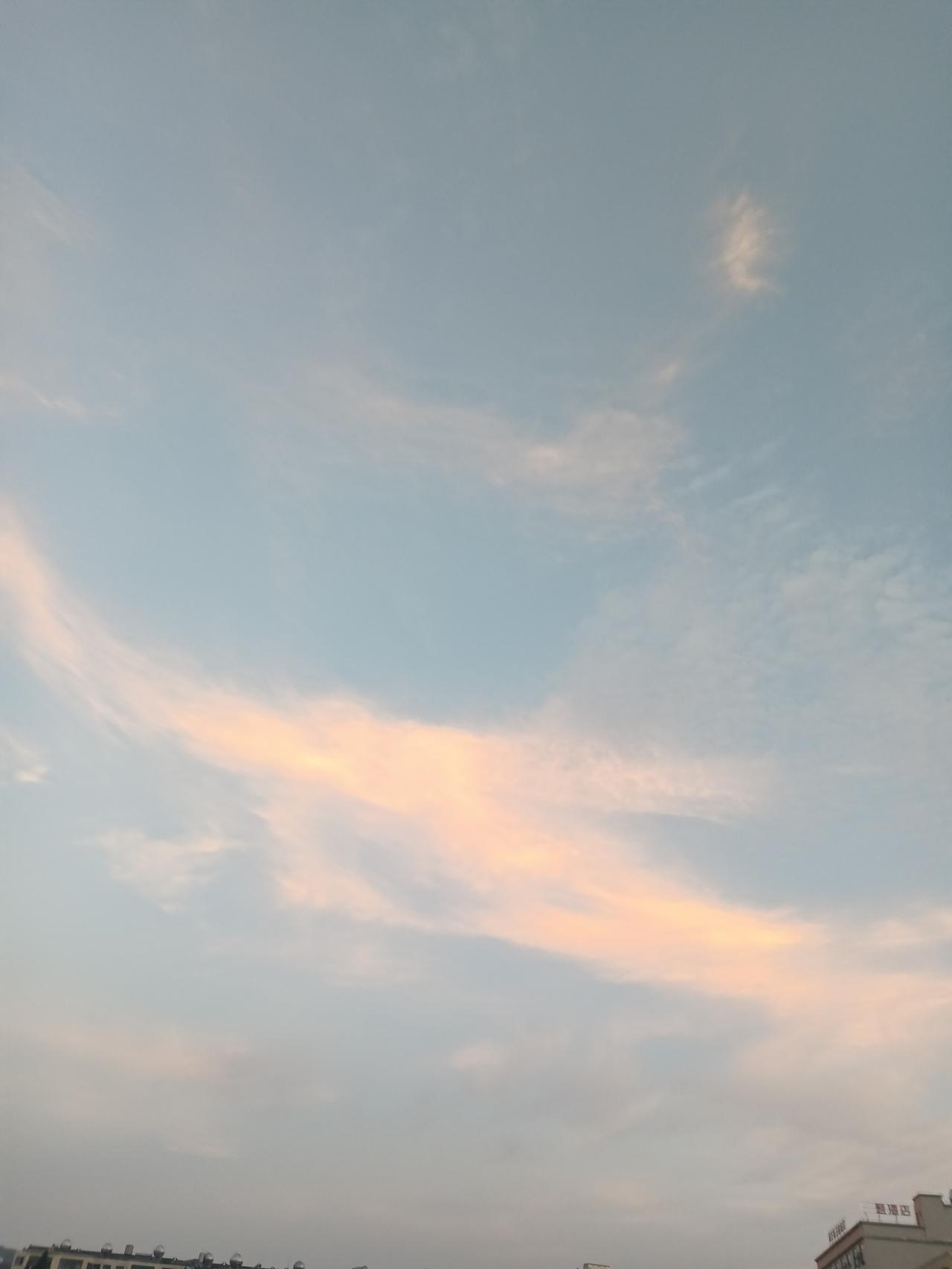晒图笔记大赛曲靖晨起，云海轻涌，一缕朝晖染亮天际。