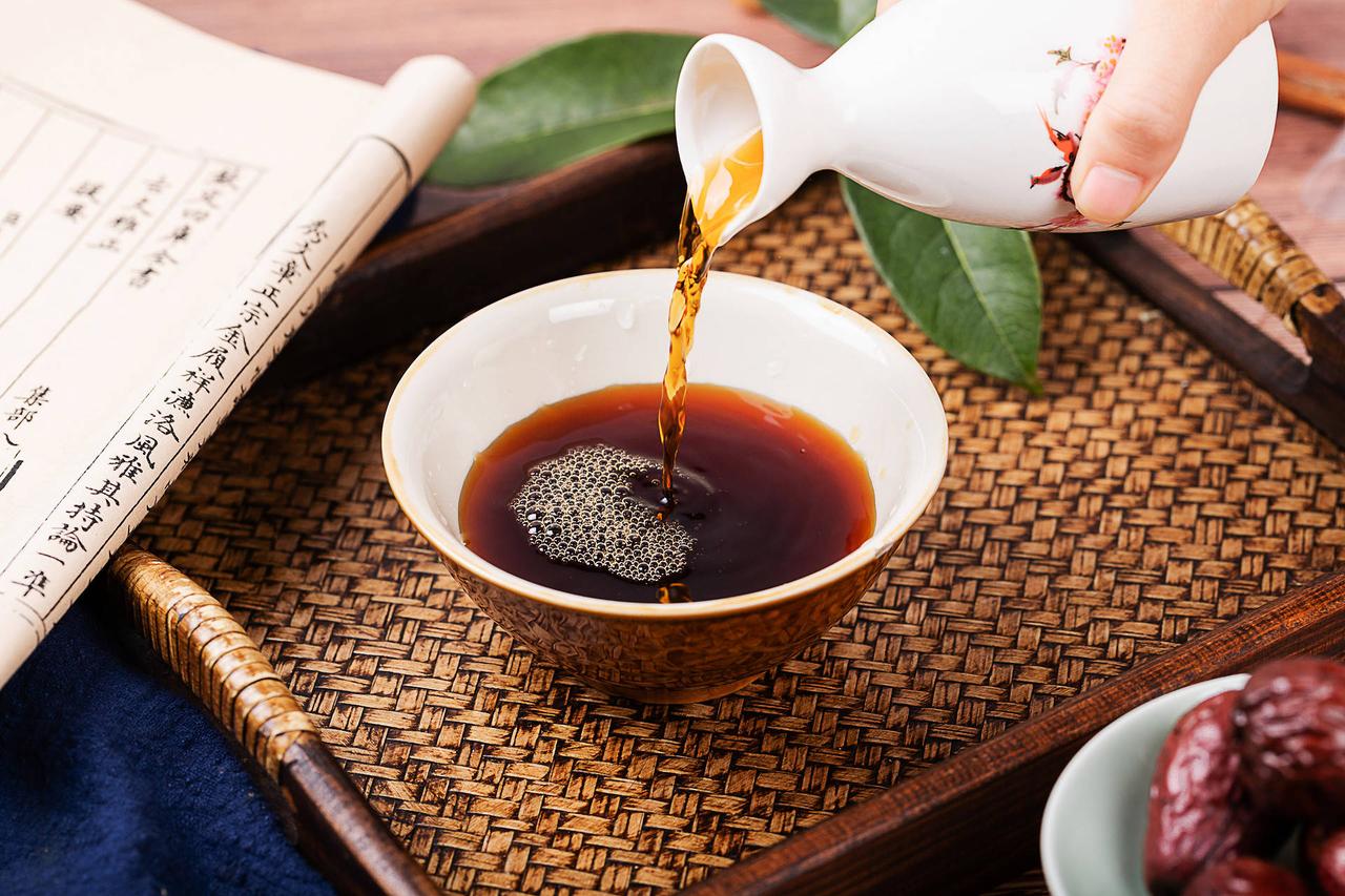 黄酒立大功？研究发现：经常喝黄酒的男人或有4个健康益处
不少男人觉得 “喝酒只会