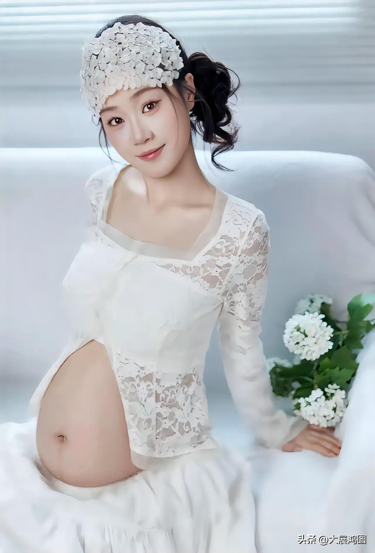 温柔孕照，花环头饰，白色蕾丝裙，孕味满满🌸💕