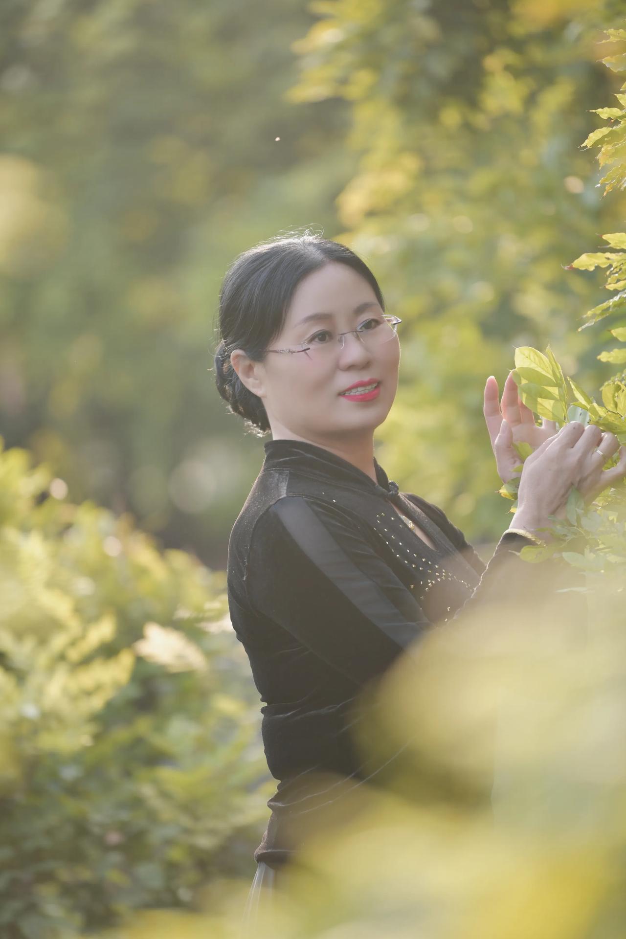 金秋十月，舞出人生的精彩。#舞韵飞扬。# #舞影风姿# #秋日美好韵味！#