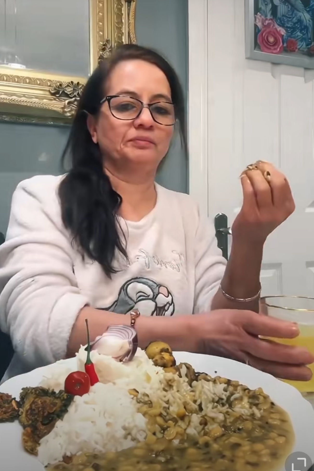 印度富人的家庭晚餐 我的天…食缩力满满印度女孩们做完长指甲该怎么吃话说咱这也开了